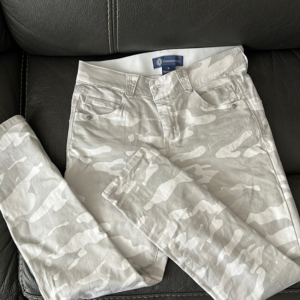 Democracy AbSolution monochrome grey/white camouflage ankle length jeans. Size 4